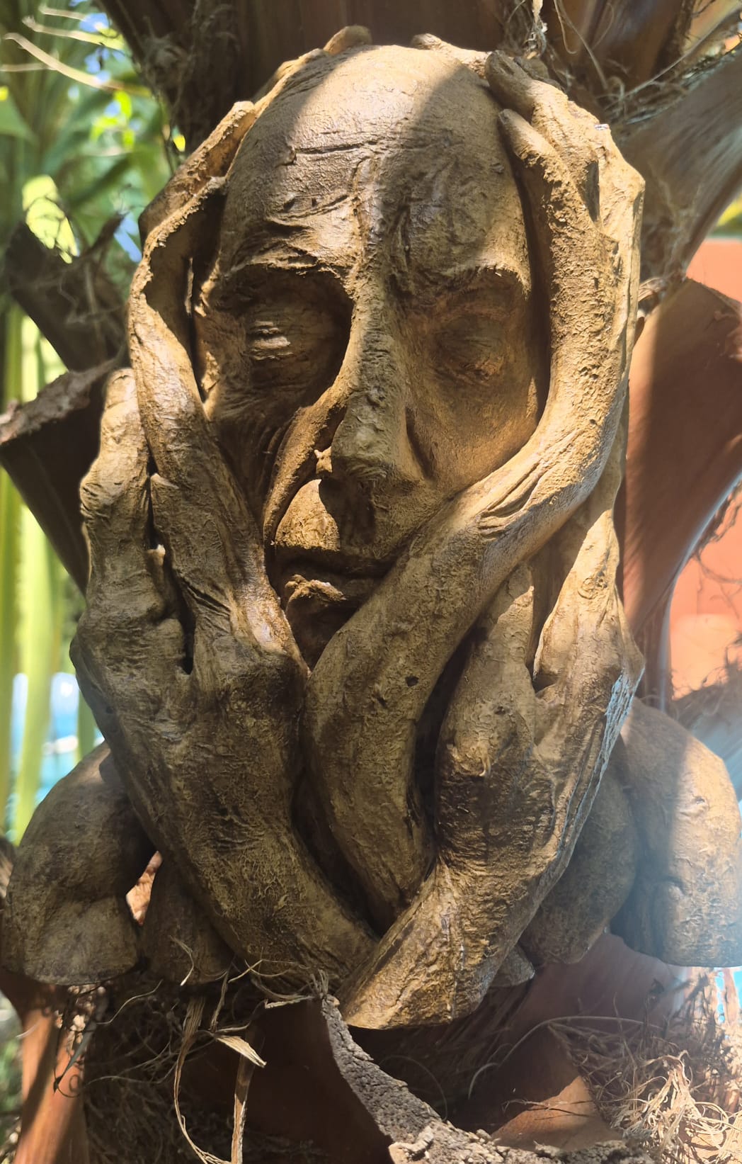 Sculpture Homme-Bois en extérieur dans un jardin