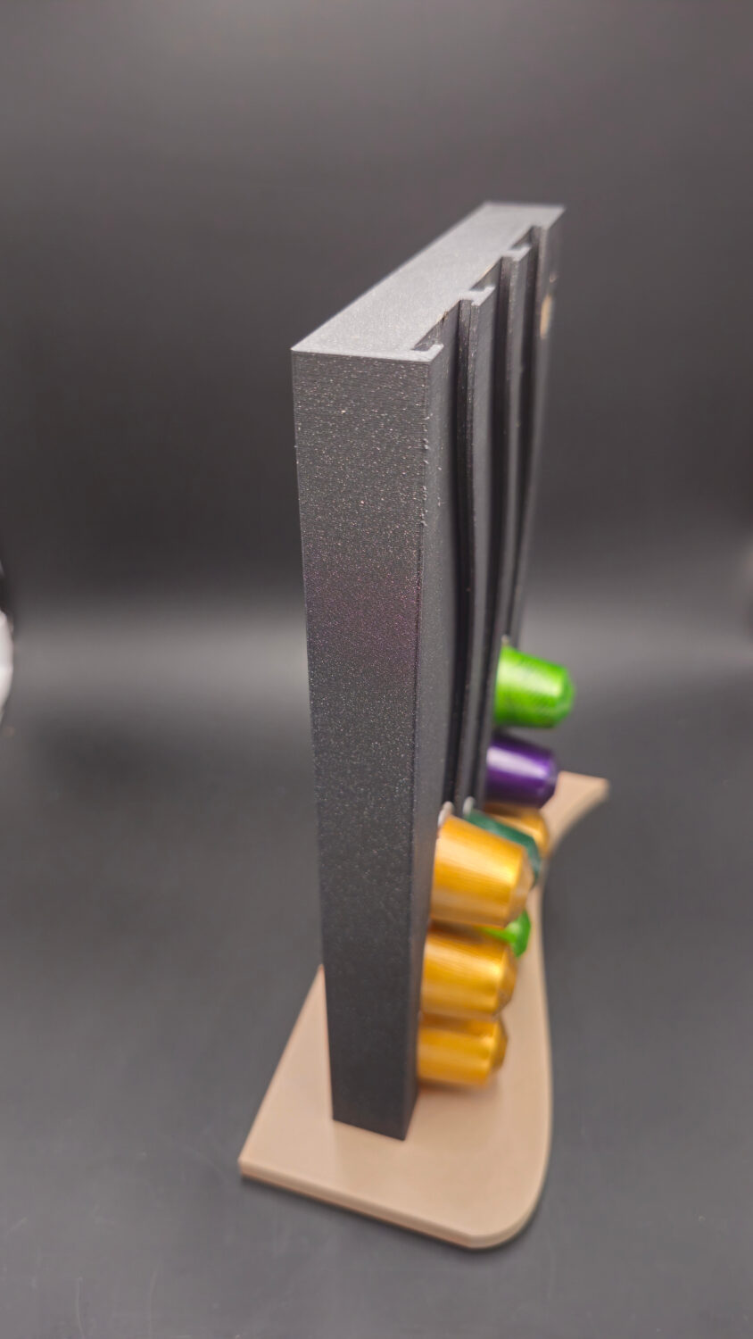 Range-capsules Nespresso vague vu de profil, panneau fin sur socle galbé